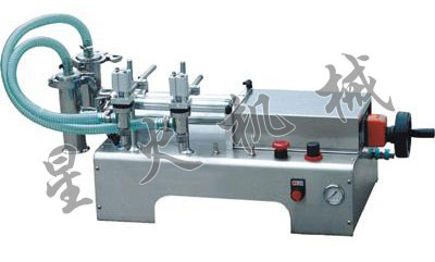 與白水杜康酒業(yè)有限公司合作，定制雙頭液體灌裝機