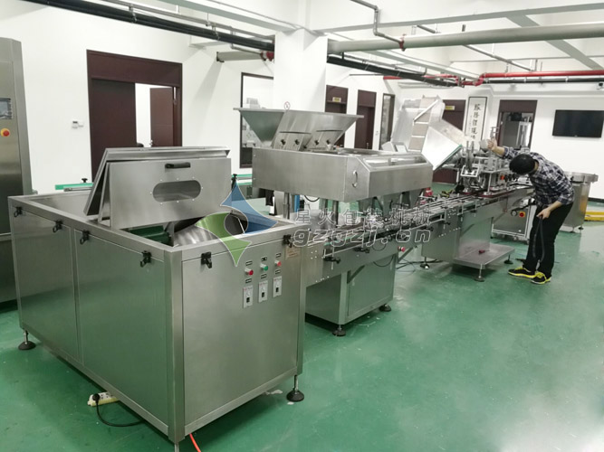 全自動瓶裝鈣片數(shù)粒灌裝封口貼標(biāo)生產(chǎn)線