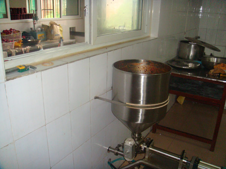 與開(kāi)封俏辣妹調(diào)味食品公司合作,定制辣椒醬自動(dòng)灌裝聯(lián)動(dòng)線(xiàn)